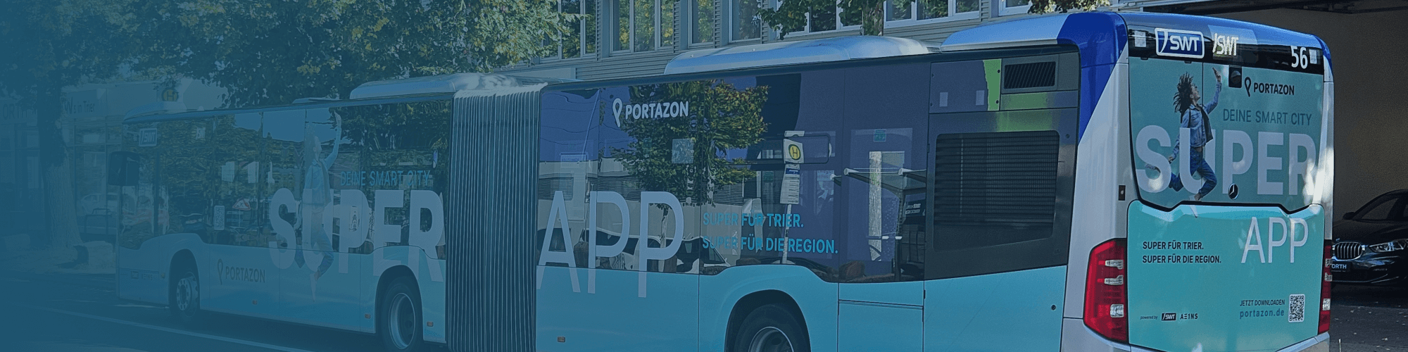 Gelenkbus der SWT mit Smart City Super APP Werbung