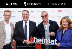 Gelenkbus der SWT mit Smart City Super APP Werbung